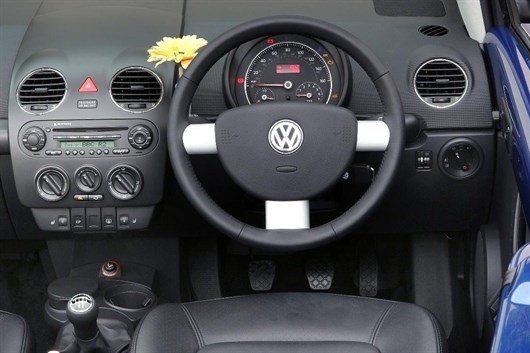 Volkswagen New Beetle (3)