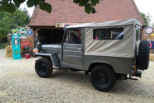 Britwell Salome 2018 Jeep Outside Garage