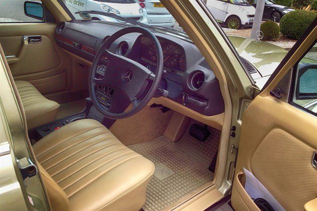 Mercedes W123 230E D Cockpit