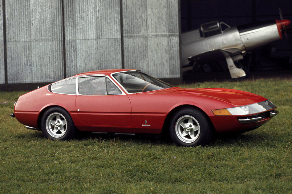 Ferrari 365GTB Daytona ストリート　1976年　レッド Ferrari 365GTB/4 Daytona (1968 – 1973) Review | Honest John